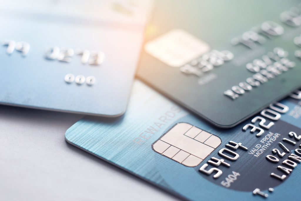 ¿Cuándo me interesa utilizar una tarjeta de crédito y una de débito